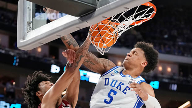 Arkansas forward Jaylin Williams dunks against Duke forward Paolo Banchero during the second half in the finals of the West regional of the men's college basketball NCAA Tournament at Chase Center.